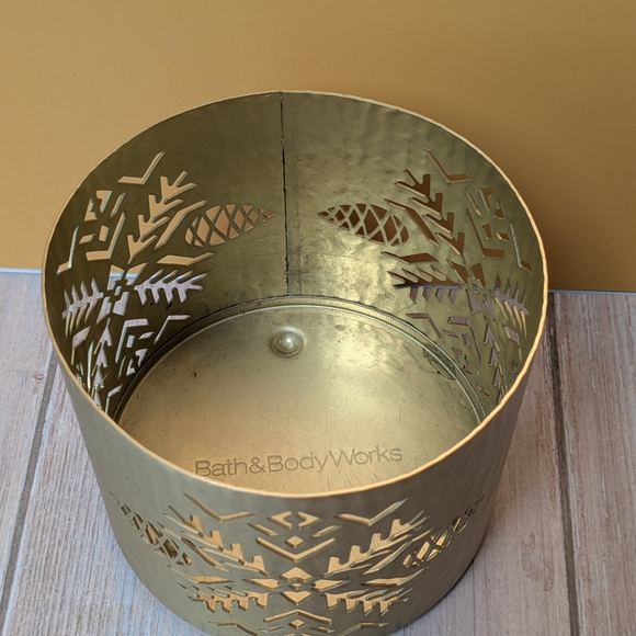 Bath & Body Works Gold Snowflake & Pinecone 3 Wick Candle Holder - Picture 4 of 6
